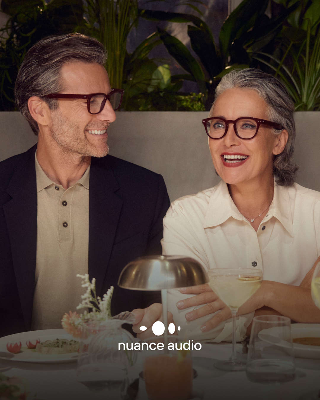 Mit Nuance Audio Brille ein Paar im Restaurant Mit Nuance Audio Brille ein Paar im Restaurant