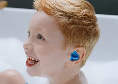 aqua-spritzwasserschutz-kinder-im-ohr