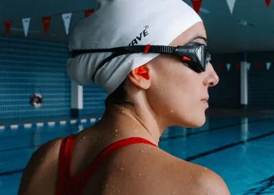aqua-spritzwasserschutz-schwimmen-im-ohr-seitenansicht