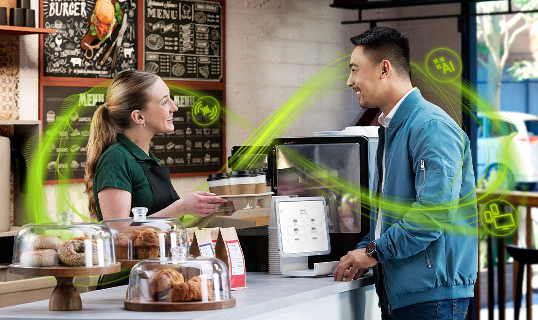 Junge mit Hörgerät im Bäckerladen